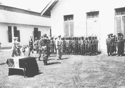 Plechtigheid te Makassar, waarbij de urn met as van de door de Japanners op 6 April 1944 gefusilleerde Lt.Kol. der infanterie A.L. Gortmans officieel wordt overgedragen om bijgezet te worden op het "Ereveld Menteng Poelo" te Djakarta. 